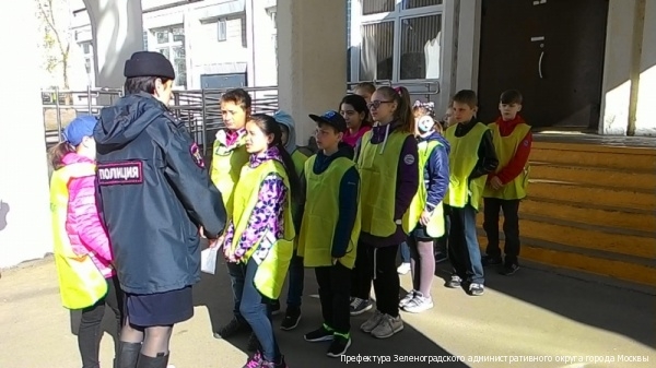 Сотрудники зеленоградской Госавтоинспекции провели акцию «Шагающий автобус»