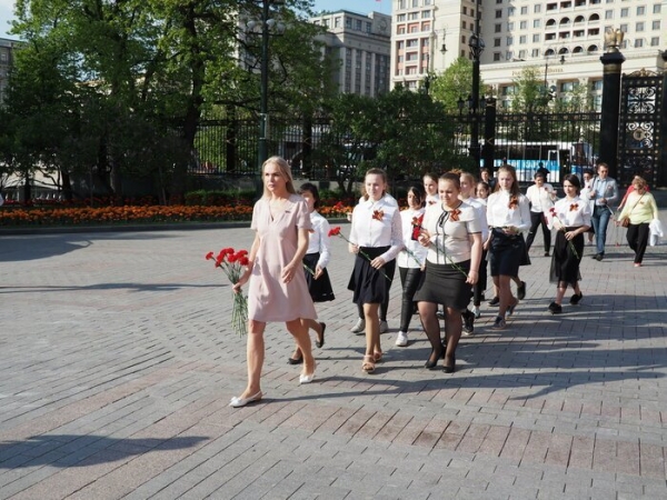 Зеленоградцы возложили цветы к могиле Неизвестного Солдата в Александровском саду