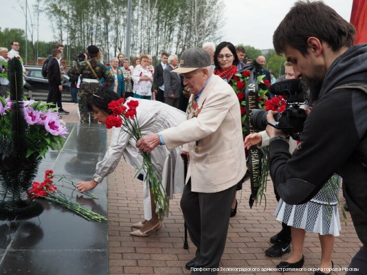 Накануне Дня Победы в Зеленограде возложили цветы к мемориалам воинской славы