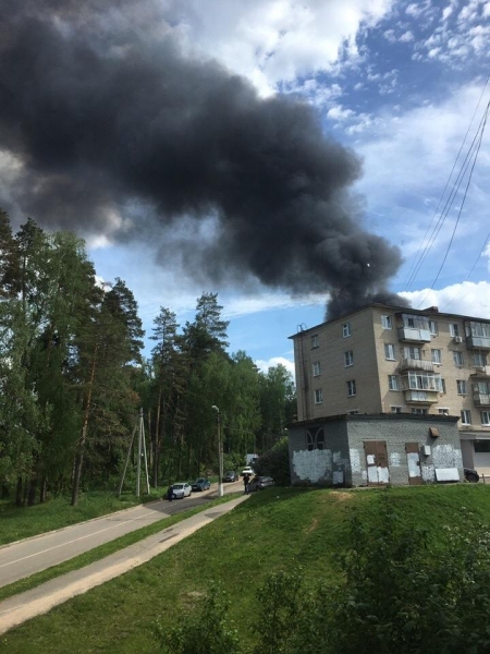 В Менделеево горят автосервис, гаражи и сараи