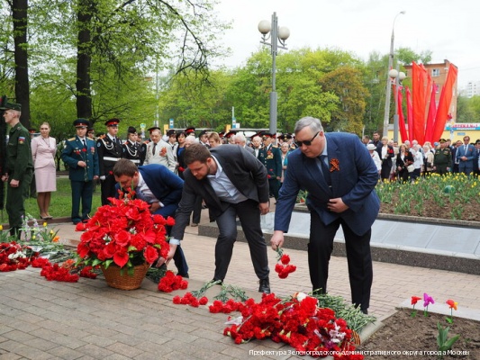 Накануне Дня Победы в Зеленограде возложили цветы к мемориалам воинской славы