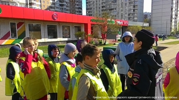 Сотрудники зеленоградской Госавтоинспекции провели акцию «Шагающий автобус»