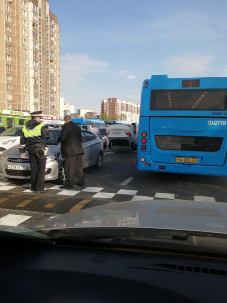 Легковушка перевернулась на Новокрюковской улице