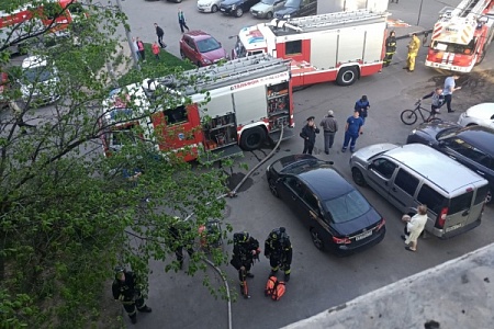 Трех человек спасли пожарные в 11 микрорайоне
