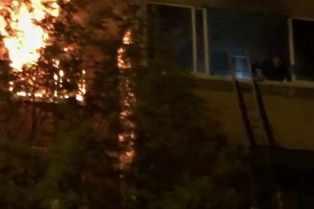 Два человека пострадали во время пожара в 11 микрорайоне