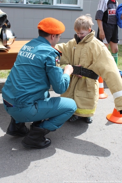 В день защиты детей пожарные познакомили со своей профессией