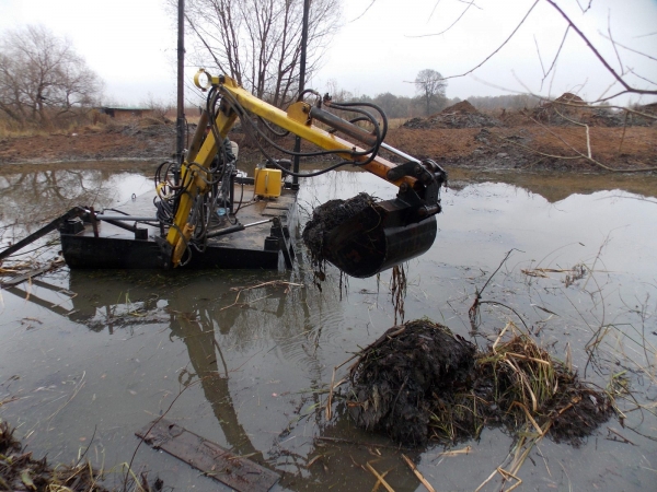 Зеленоградский водоём очистили и свалили грунт у Чёрной грязи