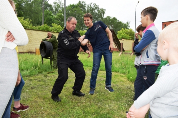 Зеленоградские полицейские провели экскурсию для детей в Центре кинологической службы