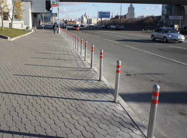 В Зеленограде тротуар оградят от выкатывания автобусов