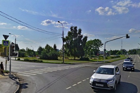 Автомобиль сбил велосипедистку на повороте к Озерной аллее