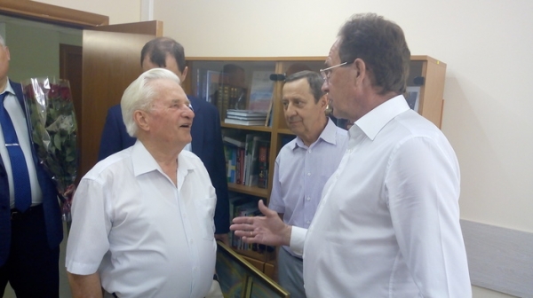 Префект Зеленограда поздравил председателя Совета ветеранов ЗелАО Виталия Шиндина с юбилеем