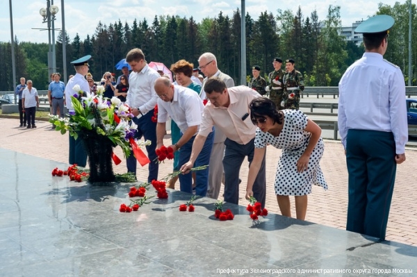 Зеленоградцы возложили цветы к мемориальным комплексам округа