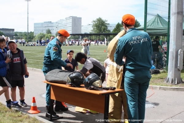 В день защиты детей пожарные познакомили со своей профессией