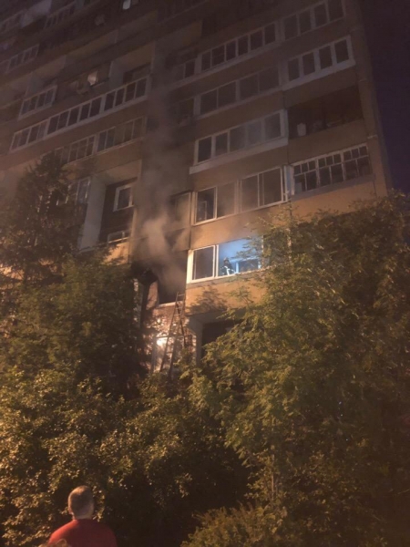 Два человека пострадали во время пожара в 11 микрорайоне