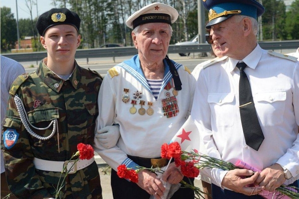 У монумента «Штыки» состоялась акция «Горсть памяти»