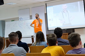 
		                    Алексей Савватеев провёл лекцию "Математика это просто" в Зеленограде 		                