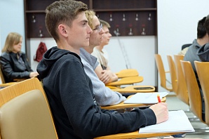 
		                    Алексей Савватеев провёл лекцию "Математика это просто" в Зеленограде 		                