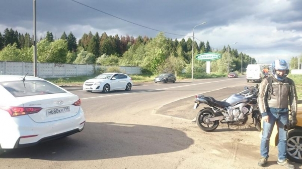 Мотоцикл и легковушка столкнулись на въезде в Зеленоград с Ленинградки