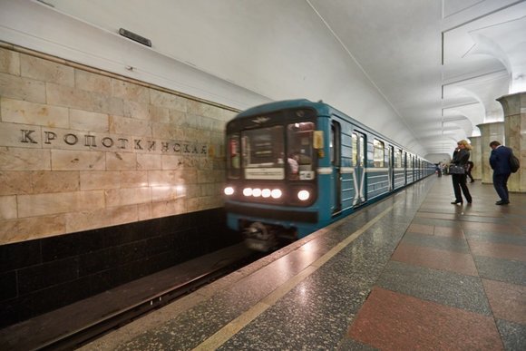 На станции «Кропоткинская» закроют один выход из-за прибытия мощей Петра и Февронии