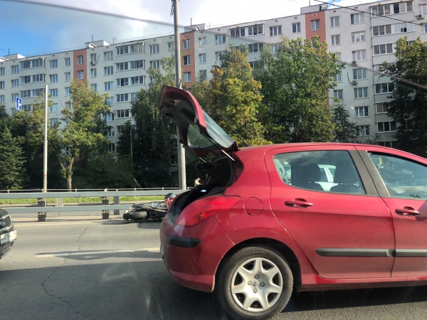 Молодая мотоциклистка пострадала в ДТП на Солнечной аллее