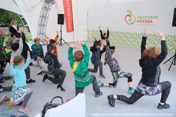 На веранде «Здоровая Москва» прошла фитнес-программа «Зарядка с чемпионом»