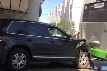 Внедорожник въехал в пассажирский автобус на Савелкинском проезде