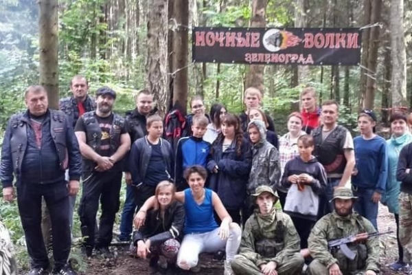 Зеленоградские ребята проходят обучение на курсах байкерского клуба «Ночные волки»