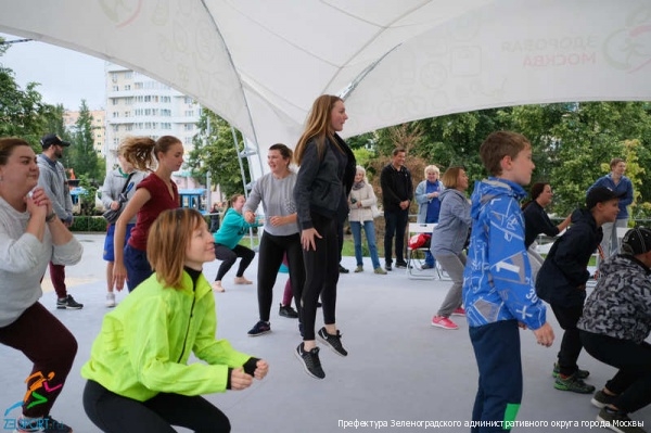 На веранде «Здоровая Москва» прошла фитнес-программа «Зарядка с чемпионом»