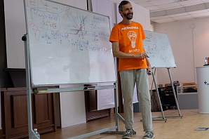 
		                    Алексей Савватеев провёл лекцию "Математика это просто" в Зеленограде 		                