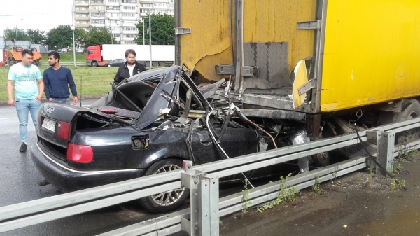 Водитель Audi погиб в ДТП на улице Гоголя