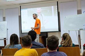 
		                    Алексей Савватеев провёл лекцию "Математика это просто" в Зеленограде 		                