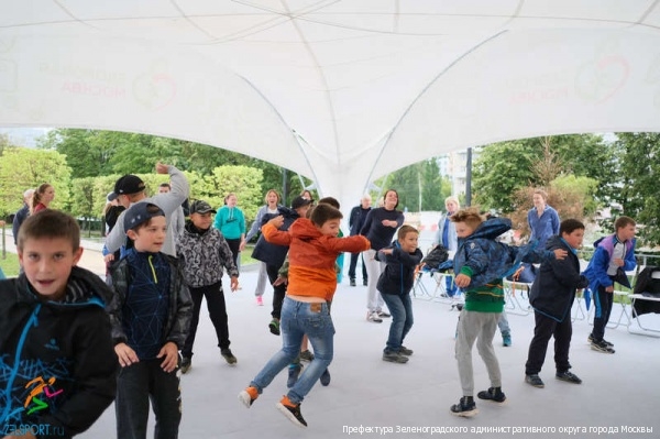 На веранде «Здоровая Москва» прошла фитнес-программа «Зарядка с чемпионом»