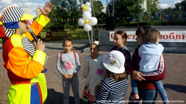 На западном берегу Школьного озера отпраздновали День семьи, любви и верности