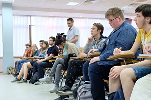 
		                    Алексей Савватеев провёл лекцию "Математика это просто" в Зеленограде 		                