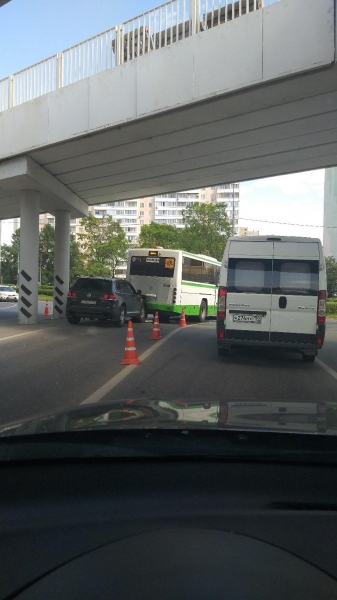 Внедорожник въехал в пассажирский автобус на Савелкинском проезде