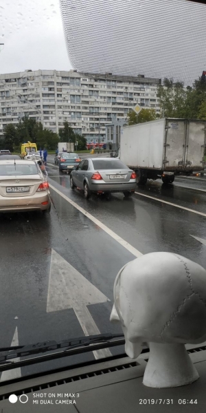 «Газель» врезалась в легковушку на Крюковской эстакаде