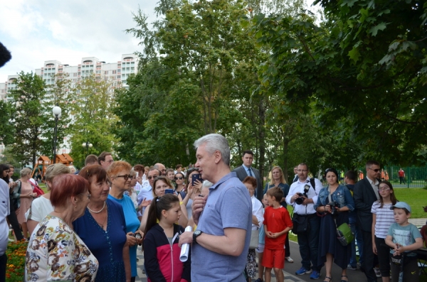 Мэр Москвы осмотрел благоустроенный бульвар в 20-м мкрн Зеленограда