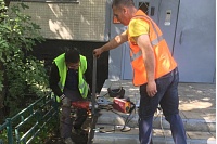 У корпуса 810 в Зеленограде ремонтируют пандусы