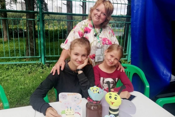 В праздник Медового Спаса в Зеленограде мастерили пчелок