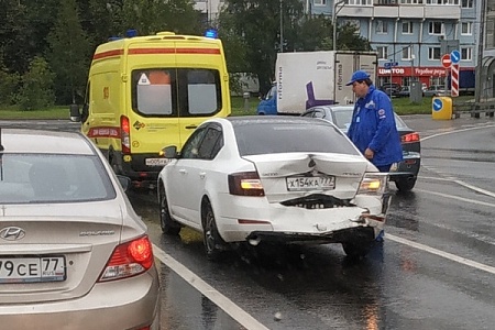 «Газель» врезалась в легковушку на Крюковской эстакаде