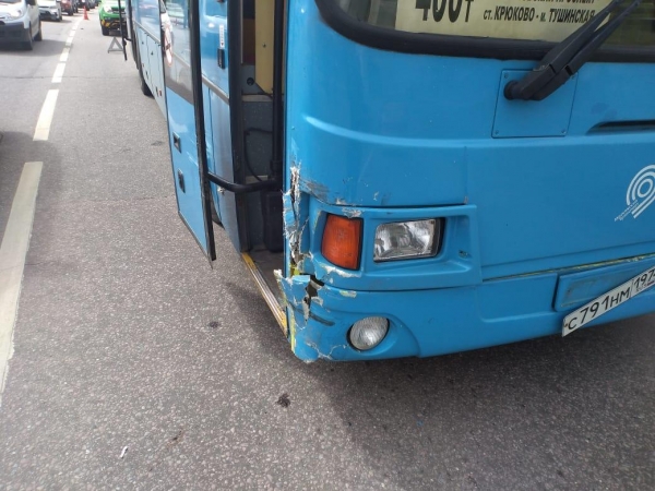 Пенсионер на легковушке врезался в автобус 400Т