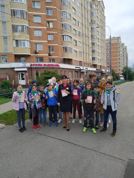 Сотрудники ГИБДД Зеленоградского округа проводят занятия на свежем воздухе