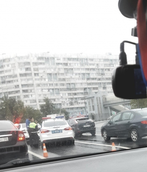 «Газель» врезалась в легковушку на Крюковской эстакаде