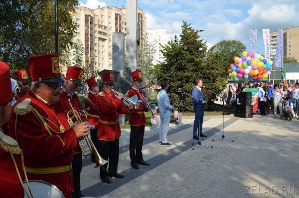 На площади Юности возложили цветы к памятному знаку первостроителям Зеленограда