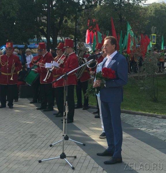 На площади Юности возложили цветы к памятному знаку первостроителям Зеленограда