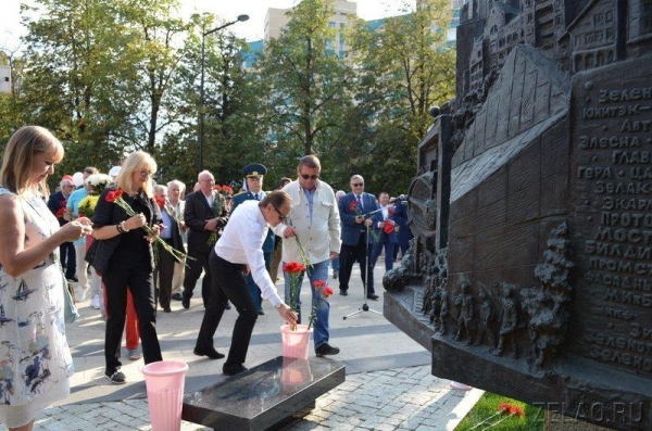 На площади Юности возложили цветы к памятному знаку первостроителям Зеленограда