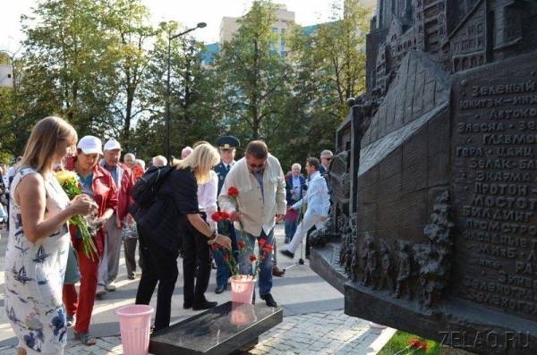 На площади Юности возложили цветы к памятному знаку первостроителям Зеленограда
