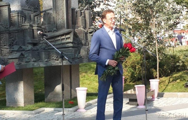На площади Юности возложили цветы к памятному знаку первостроителям Зеленограда