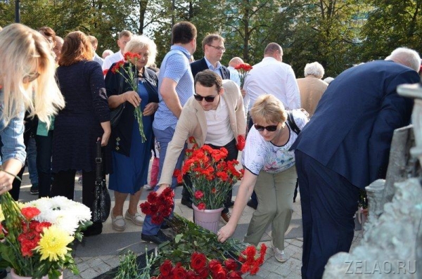На площади Юности возложили цветы к памятному знаку первостроителям Зеленограда