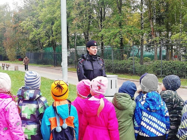 Воспитанники зеленоградской школы №1353  поучаствовали в акции  «Шагающий автобус»
